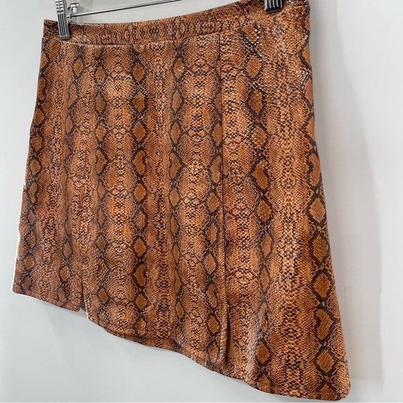 NWT URBAN OUTFITTERS Bobbi Snake Print Notched Mini
Skirt Size Medium - Picture 4 of 16
